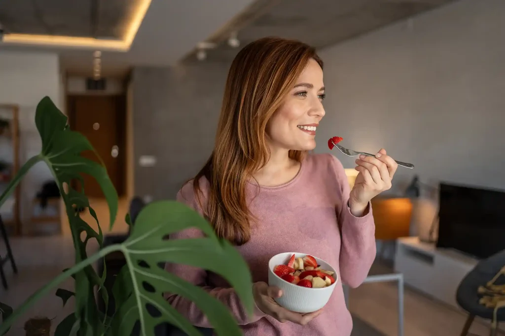 Mujer comiendo fruta