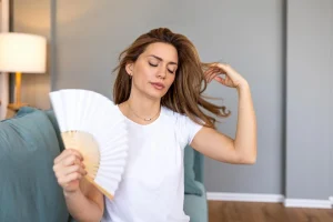 Mujer abanicándose