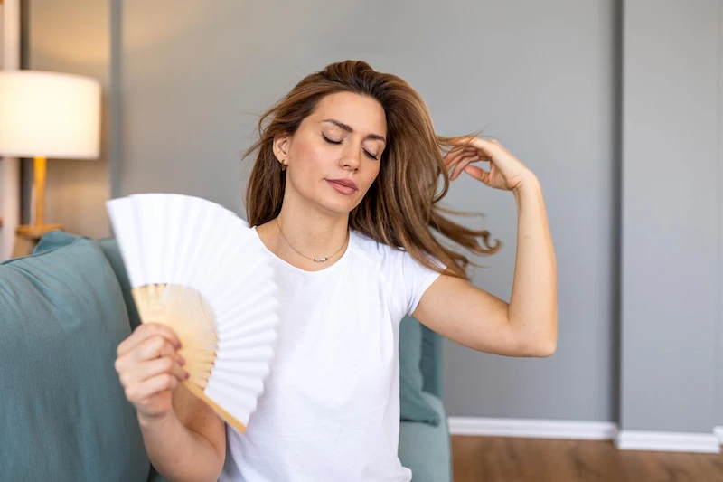 Mujer abanicándose
